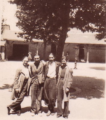 Devant le preau dans la cour 1938